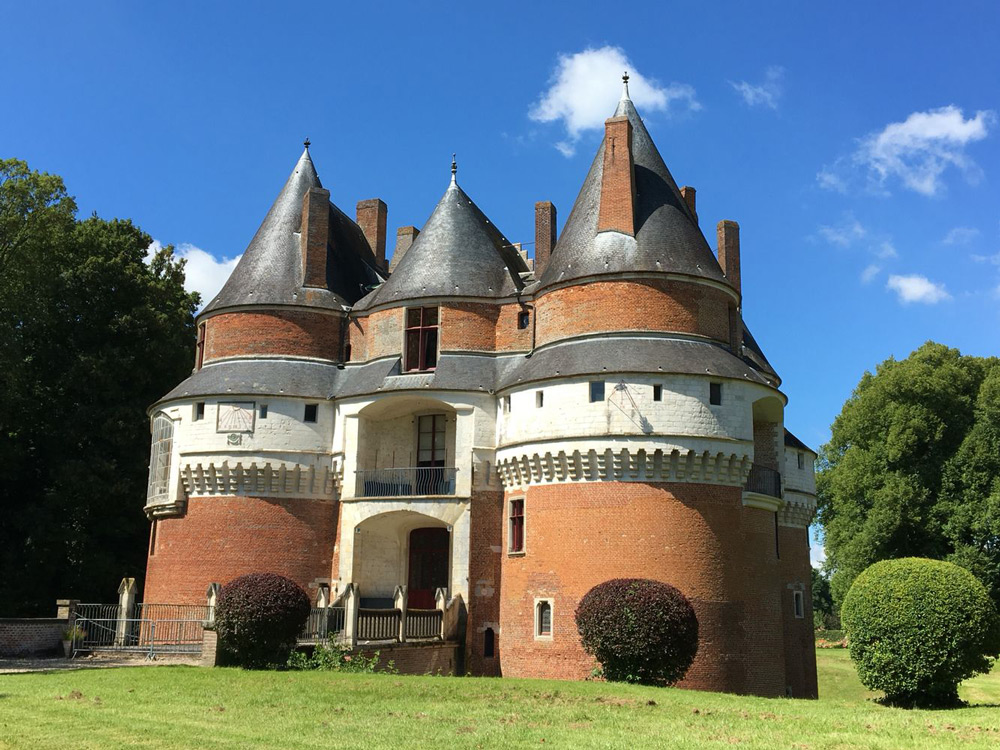 Château de Rambures dans la Somme sous un beau ciel bleu