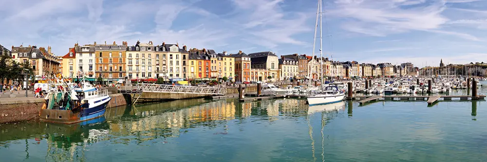 Dieppe vue sur le port et maisons colorées